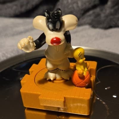 Warner Bros. Looney Tunes Sylvester & Tweety Basketball Action Figure - Image 1