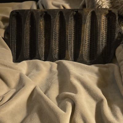 Cast Iron Cornbread Pan Mold 7 Slot Vintage Cornbread Pan Cast Iron Bakeware - Image 1