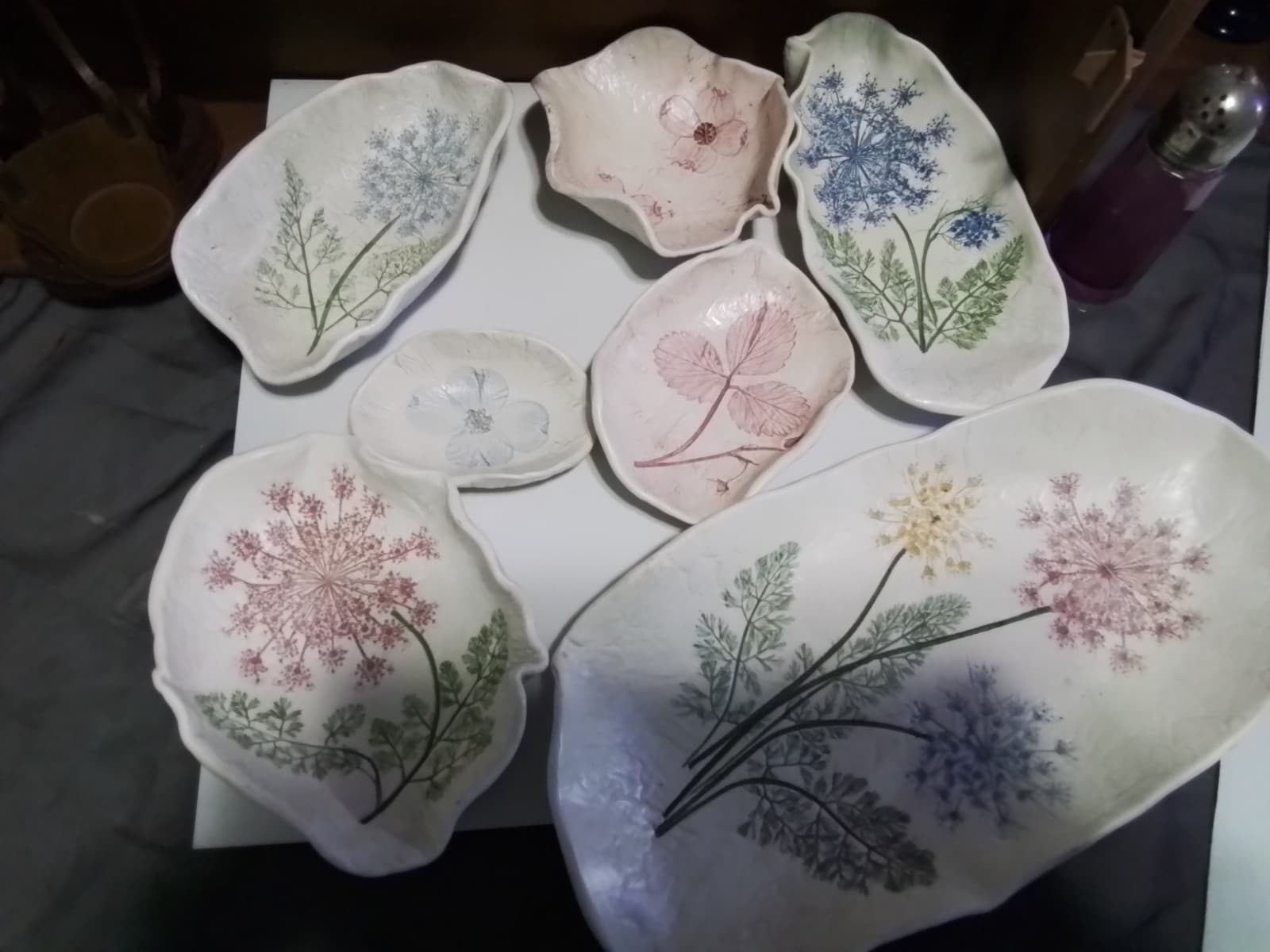 QUEEN ANNE'S LACE POTTERY LOT OF 7 PIECES - Image 1
