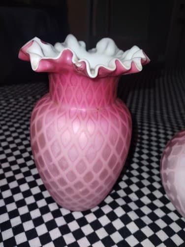 English Diamond Quilted Satan Mother of Pearl Pink Ruffled Vase; 19th Century - Thumbnail 2