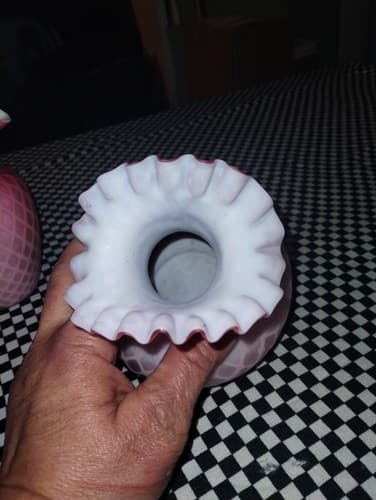 English Diamond Quilted Satan Mother of Pearl Pink Ruffled Vase; 19th Century - Thumbnail 7
