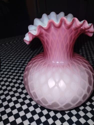 English Diamond Quilted Satan Mother of Pearl Pink Ruffled Vase; 19th Century - Thumbnail 3
