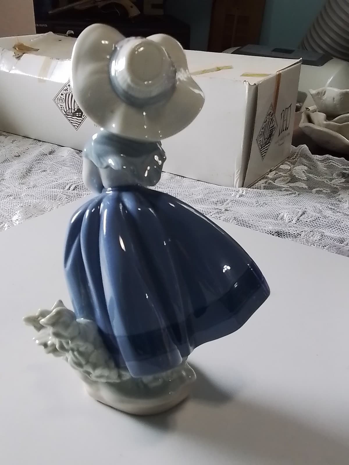 Lladro Pretty Pickings #05222 - Thumbnail 2