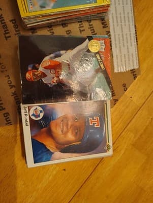 Mystery Box:Vintage Baseball Cards mixed Lot Of 200 - Thumbnail 3