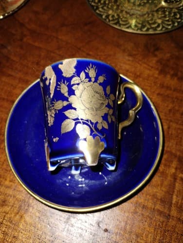 vintage tea cups and saucer