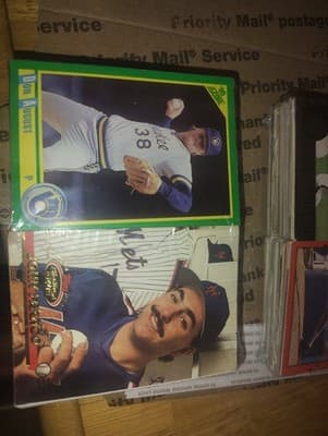 Mystery Box: Vintage Baseball Cards Lot Of 200 Mixed Cards - Thumbnail 3