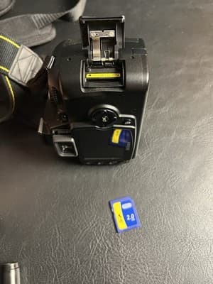 Nikon D40 Camera Lot + NIKKOR ED 18-55mm F/3.5-5.6 II AF-S DX Lens, Case Battery - Thumbnail 19