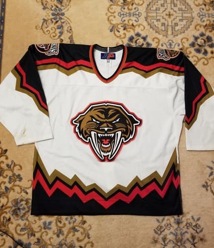 RARE SP PRO WCHL TACOMA SABERCATS TEAM SIGNED AUTOGRAPH HOCKEY JERSEY SIZE 54 XL - Image 1