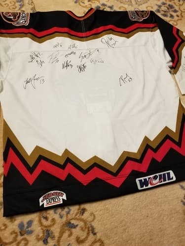 RARE SP PRO WCHL TACOMA SABERCATS TEAM SIGNED AUTOGRAPH HOCKEY JERSEY SIZE 54 XL - Thumbnail 3