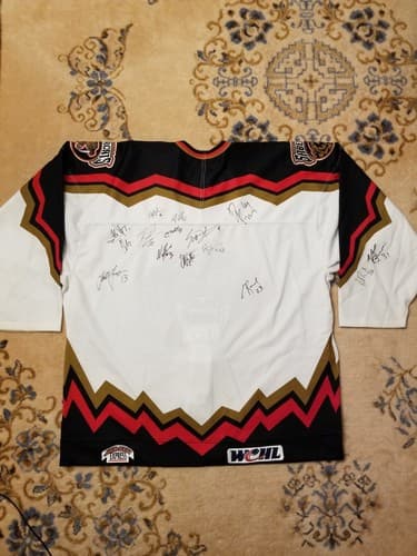 RARE SP PRO WCHL TACOMA SABERCATS TEAM SIGNED AUTOGRAPH HOCKEY JERSEY SIZE 54 XL - Thumbnail 2
