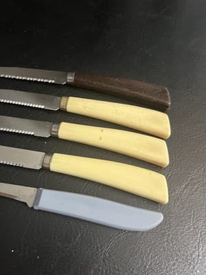 Set of 5 Vintage Quikut Stainless Steak Knives USA Cream Handles Mixed - Thumbnail 4