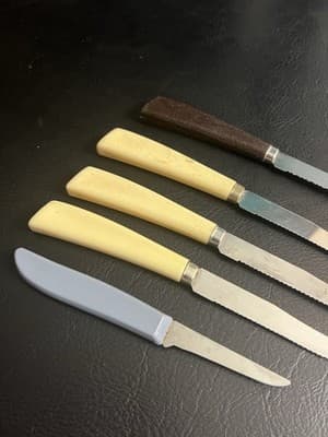Set of 5 Vintage Quikut Stainless Steak Knives USA Cream Handles Mixed - Thumbnail 10