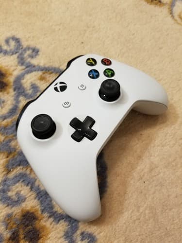Microsoft 1708 Xbox One White Controller - Black Battery Lid Doesnt Latch - Thumbnail 2