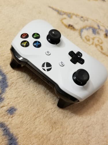 Microsoft 1708 Xbox One White Controller - Black Battery Lid Doesnt Latch - Thumbnail 3
