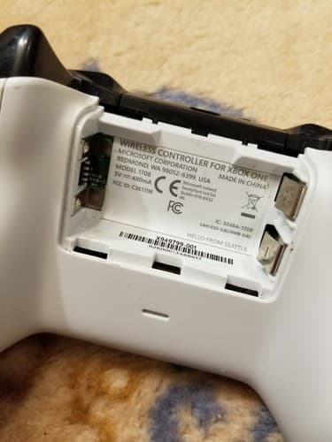 Microsoft 1708 Xbox One White Controller - Black Battery Lid Doesnt Latch - Thumbnail 6