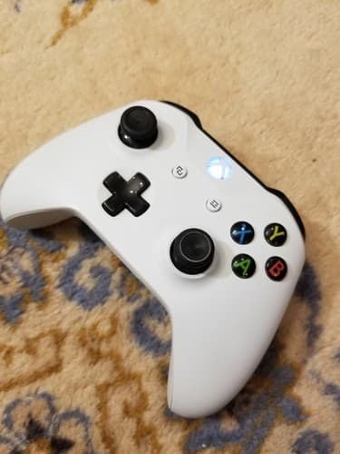 Microsoft 1708 Xbox One White Controller - Black Battery Lid Doesnt Latch - Thumbnail 7