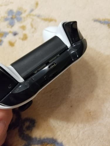 Microsoft 1708 Xbox One White Controller - Black Battery Lid Doesnt Latch - Thumbnail 9