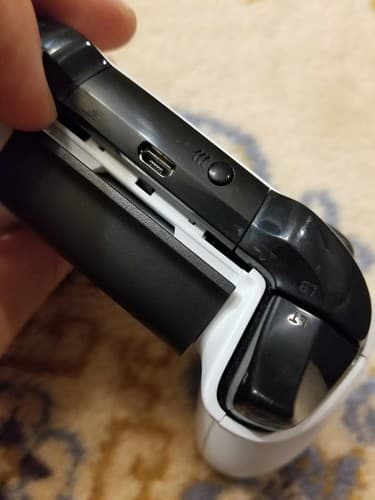 Microsoft 1708 Xbox One White Controller - Black Battery Lid Doesnt Latch - Thumbnail 5