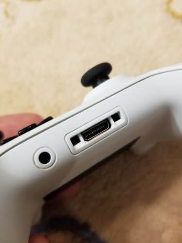 Microsoft 1708 Xbox One White Controller - Black Battery Lid Doesnt Latch - Thumbnail 8