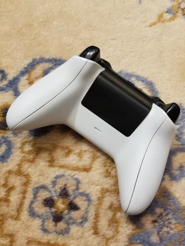 Microsoft 1708 Xbox One White Controller - Black Battery Lid Doesnt Latch - Thumbnail 4