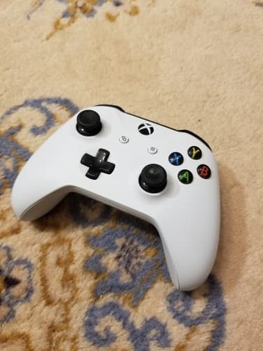 Microsoft 1708 Xbox One White Controller - Black Battery Lid Doesnt Latch - Image 1