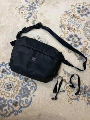 Peak Design Everyday Sling 6L Black Nylon Camera Bag KEI Realty NO Dividers - Image 1