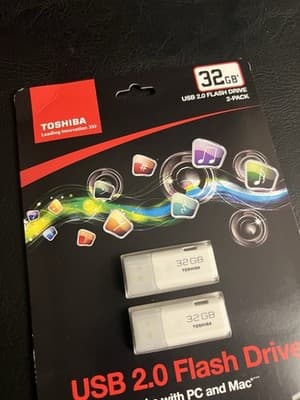 NEW Toshiba 32GB USB 2.0 Flash Drive Memory Sticks 2-pack Lot - Thumbnail 3