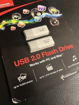 NEW Toshiba 32GB USB 2.0 Flash Drive Memory Sticks 2-pack Lot - Thumbnail 2