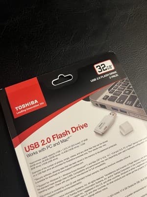 NEW Toshiba 32GB USB 2.0 Flash Drive Memory Sticks 2-pack Lot - Thumbnail 5