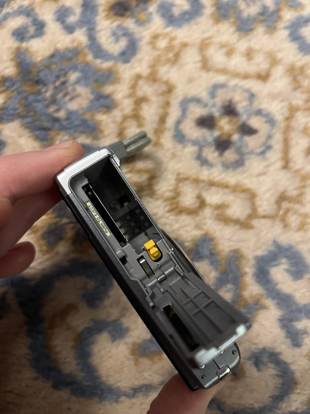 Fujifilm Finepix F45 FD Digital Camera for Parts or Repair ONLY - Thumbnail 12