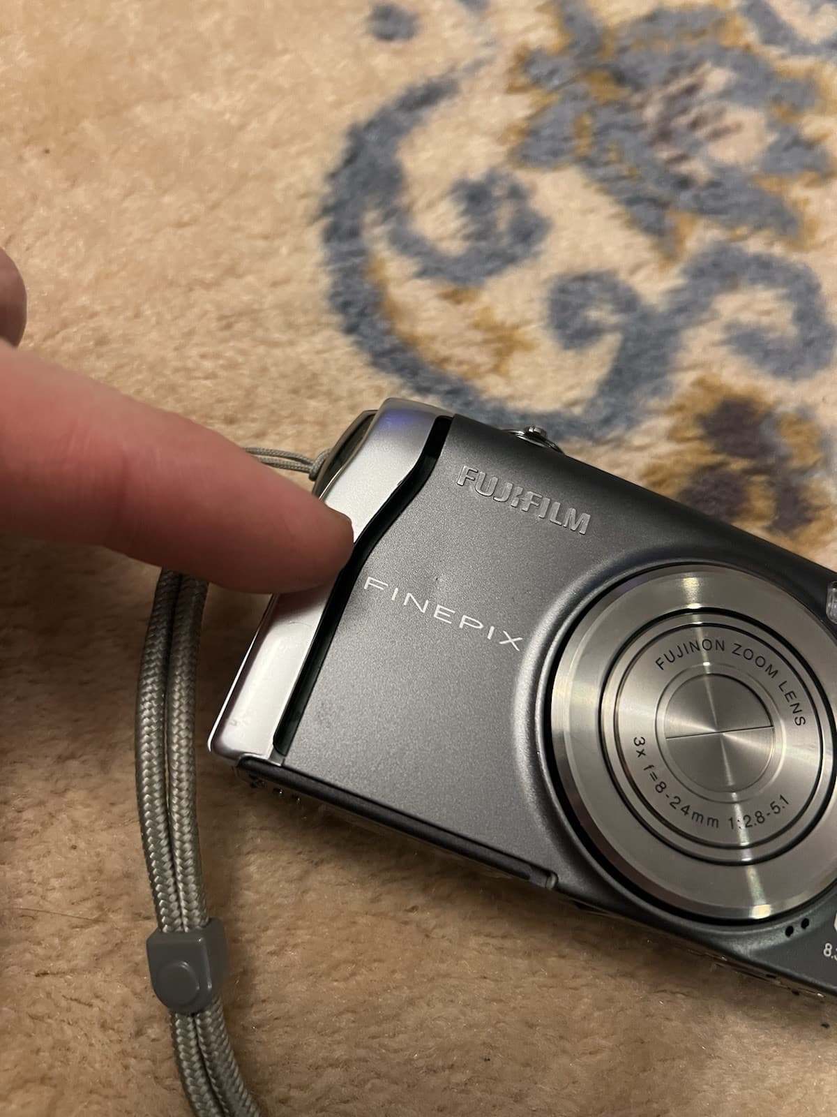 Fujifilm Finepix F45 FD Digital Camera for Parts or Repair ONLY - Thumbnail 3