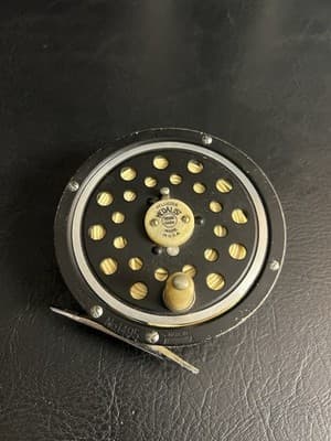 Pflueger Medalist No. 1495 Fly Fishing Reel. Made in USA. Diamolite Line Guard - Image 1