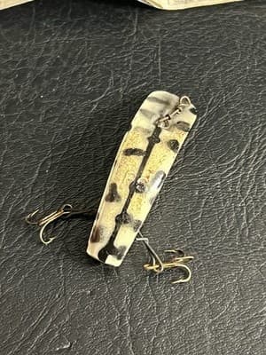 Vintage Helin Flatfish F6 White Yellow Red w/ Black Dots 2” Treble Gang + Box - Thumbnail 6