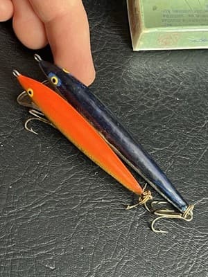 Lot of 2 VTG Rapala Kelluva Floating Minnow 9 B 3 1/2” Sininen Blue + Gold Red - Thumbnail 9