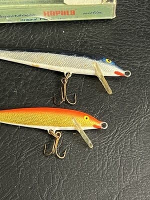 Lot of 2 VTG Rapala Kelluva Floating Minnow 9 B 3 1/2” Sininen Blue + Gold Red - Thumbnail 2