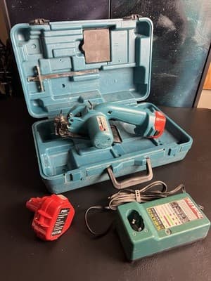 Makita 5093D Mini Circular Saw Electric With 2 Batteries, Charger, Case, Blades - Thumbnail 2