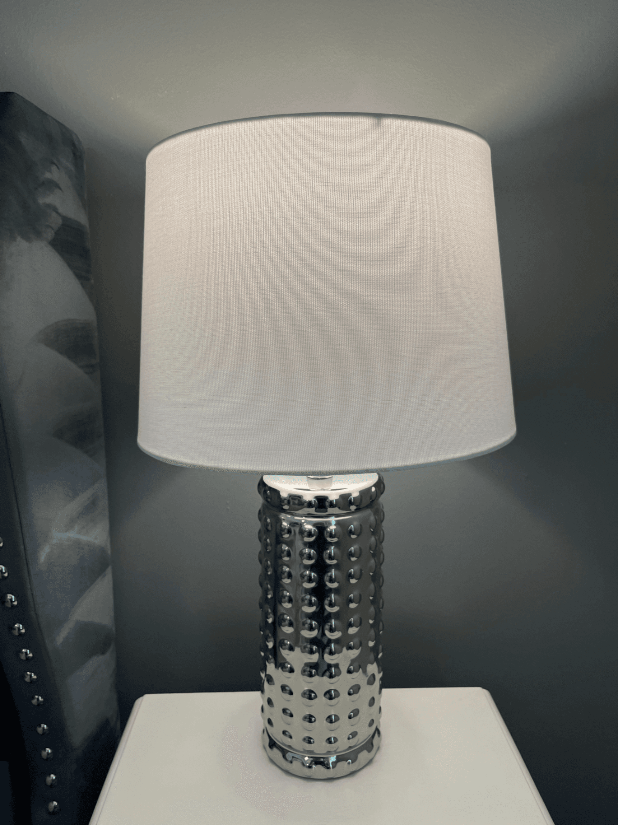 Modern Table Lamp with Textured Metal Base and White Shade - Image 1