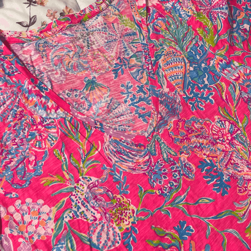 Lilly Pulitzer Women’s V-Neck Shirt With Wine Tote Bag - Thumbnail 13