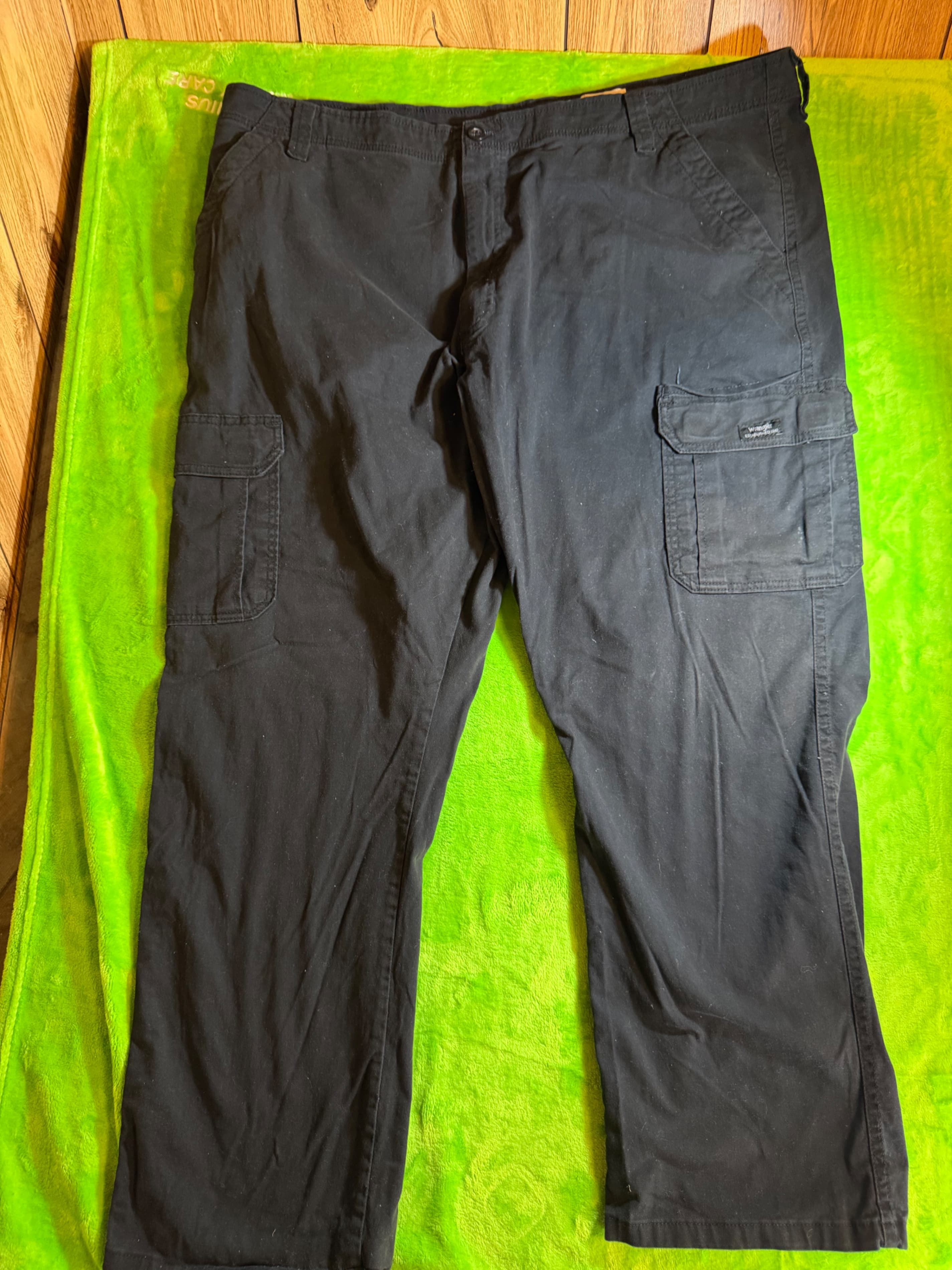 Wrangler Relaxed Fit Black Cargo Pants 42x30 Cotton Spandex - Image 1