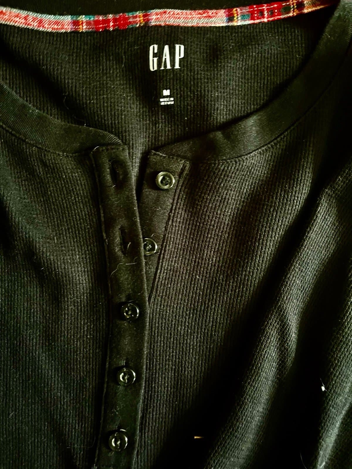 Gap shirt, size M. - Thumbnail 2