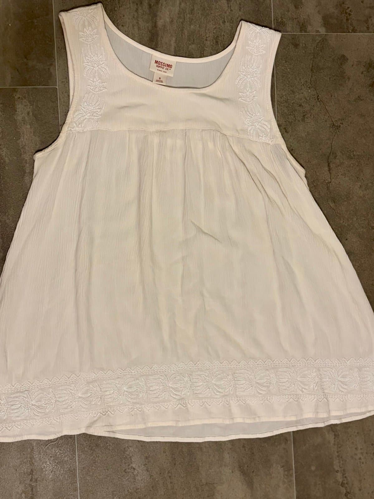 Women’s Mossimo creme Tank size M - Thumbnail 4