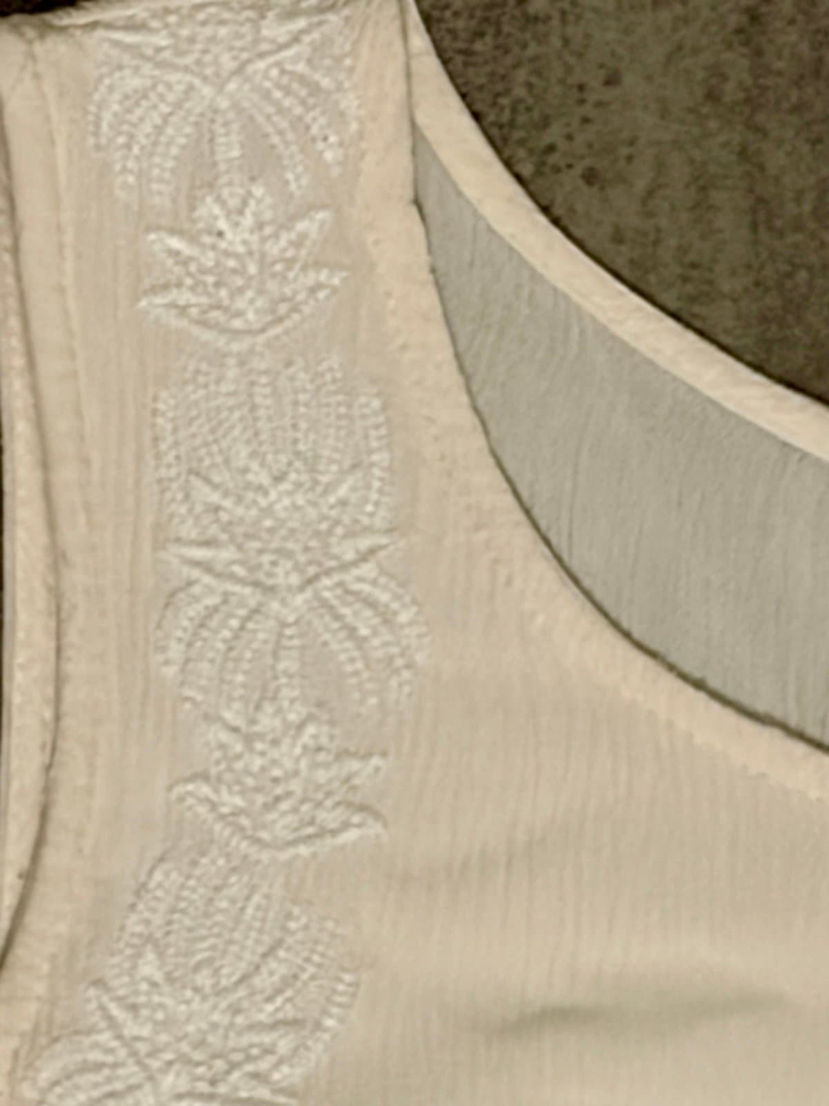 Women’s Mossimo creme Tank size M - Thumbnail 9
