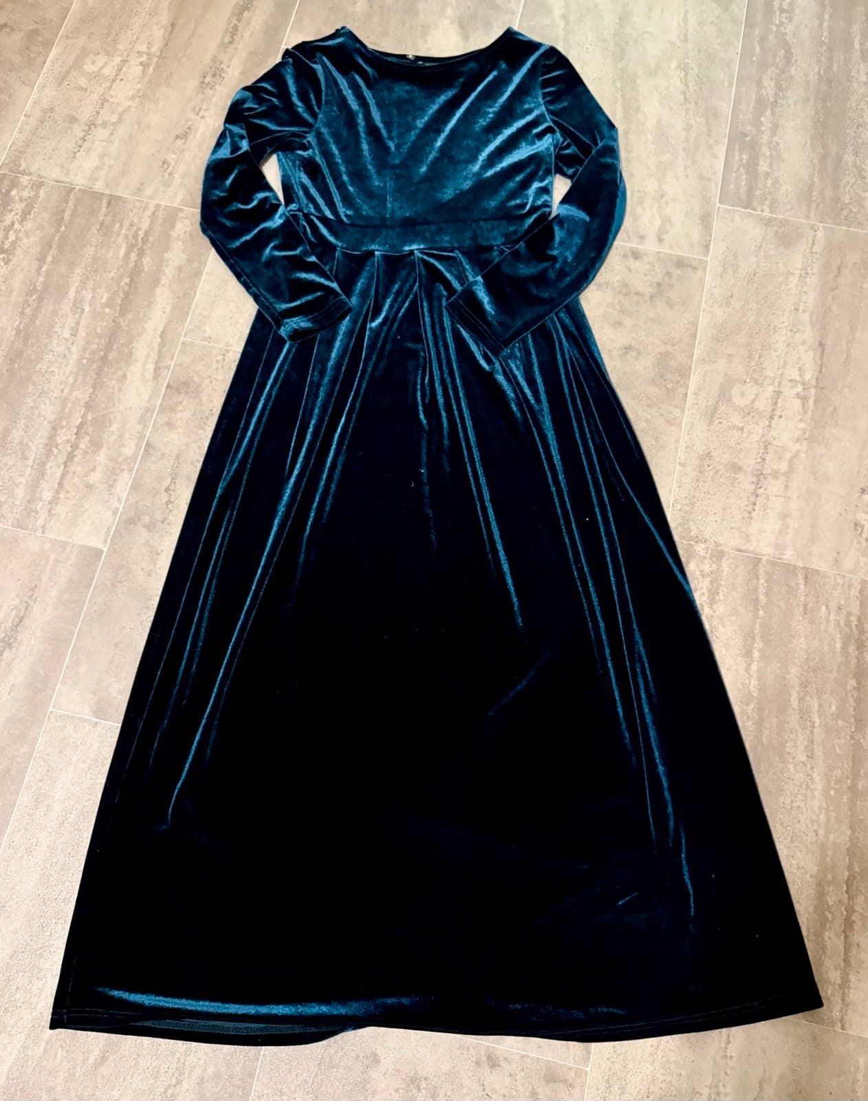 Green Velvet Dress, size M - Image 1