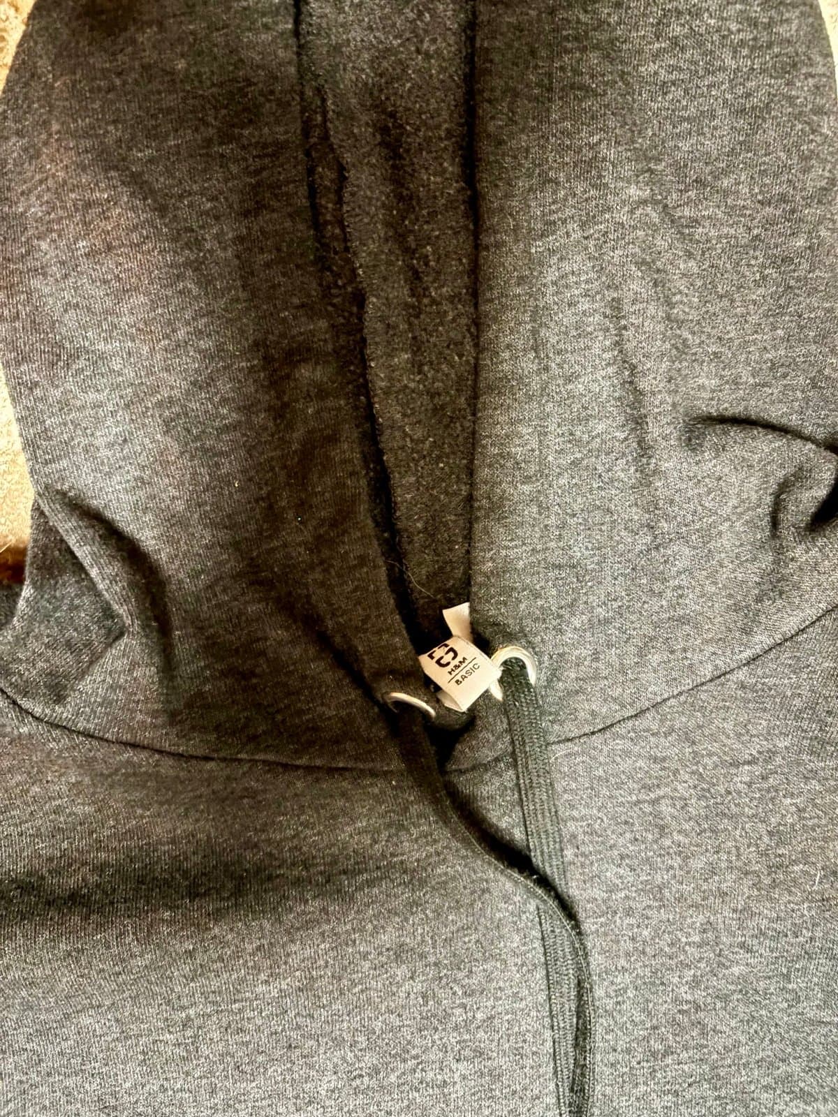 Women’s H & M cropped Hoodie, size M. - Thumbnail 5