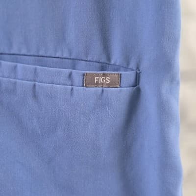 Figs Women’s Medium Blue Casma V-Neck 3 Pocket Scrub Top PW1000 - Thumbnail 7