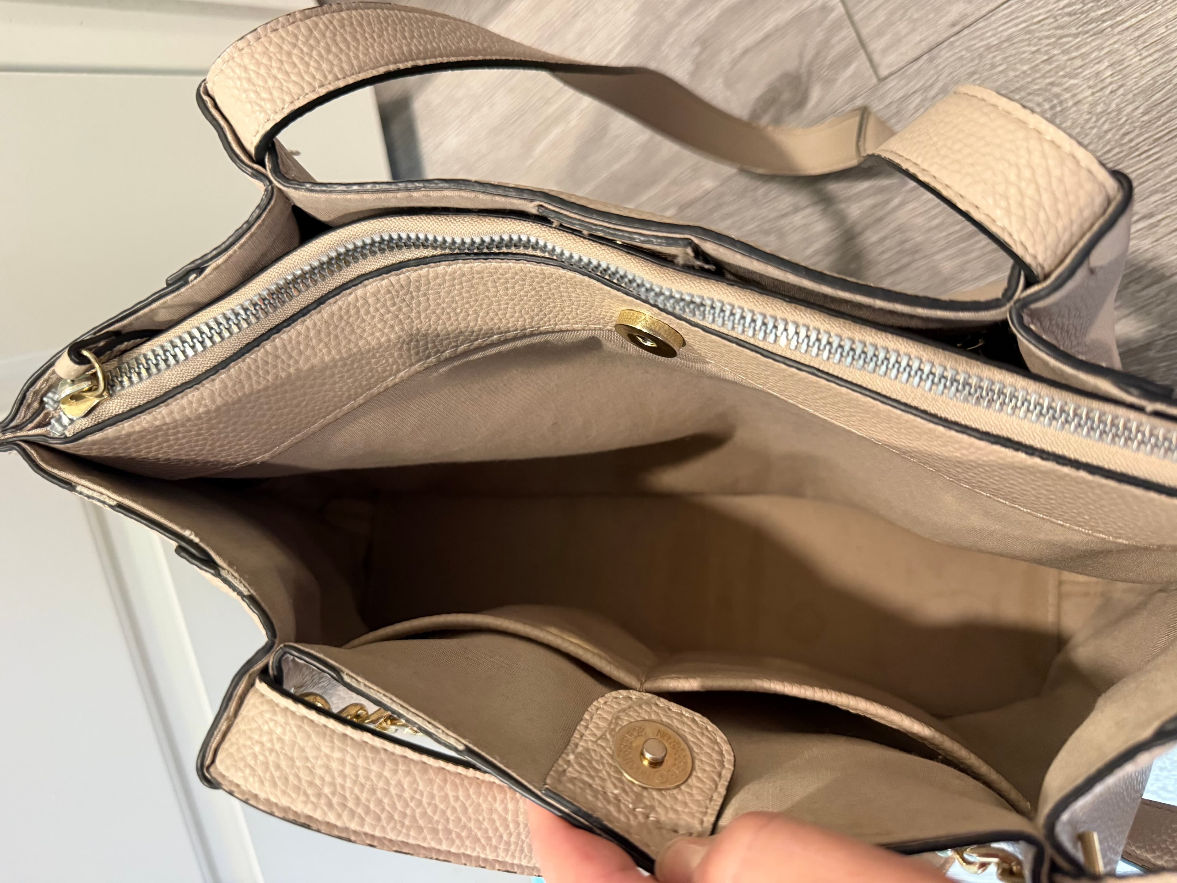 Beige Leather Tote Bag with Gold Chain Detail - Thumbnail 4