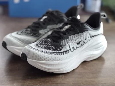 Women’s Size 6 HOKA Skyflow BWHT Black White Running Shoes 1155113 New In Box - Image 1
