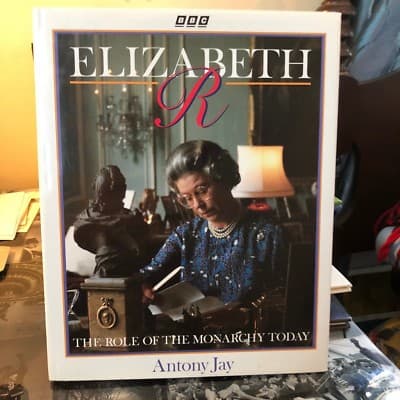 1ST EDITION HARDCOVER Elizabeth R. The Role Of The Monarchy Today -Anthony Jay - Image 1