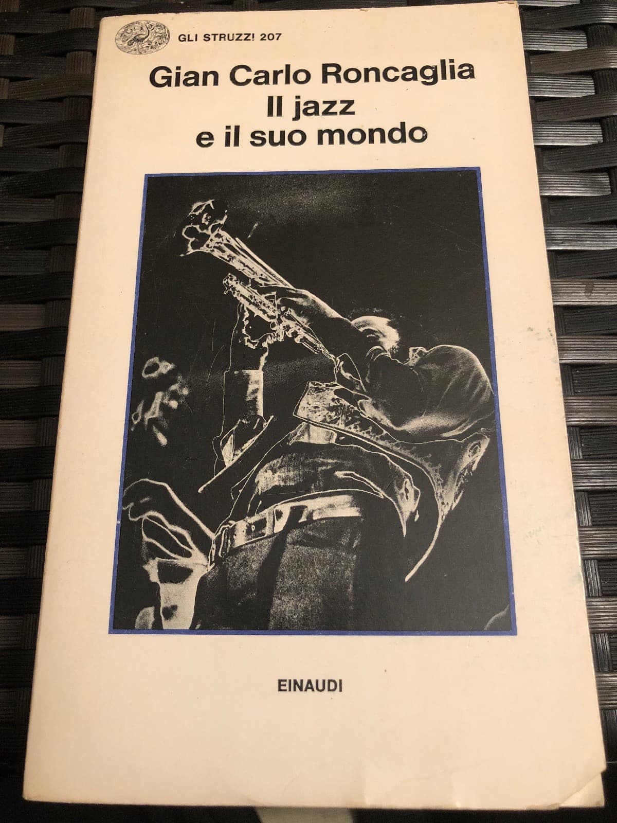 Il jazz e il suo mondo By Cain Carlo Roncaglia. Softcover Einaudi Publisher 1979 - Image 1