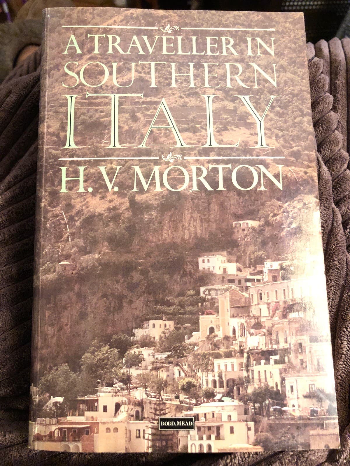 H. V. Morton A Traveller in Southern Italy 1st Softcover Edition 1987 - Image 1